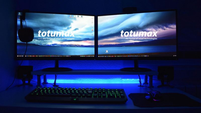 Totumax LCD Poster showcasing high-resolution digital displays with advanced technologies for versatile applications in retail, healthcare, education, and more.